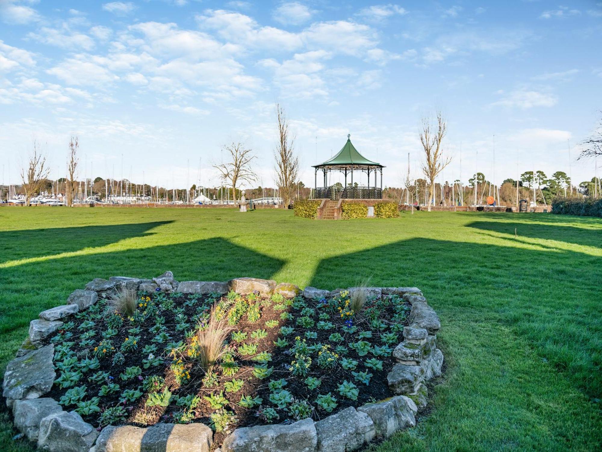Kings Lea Villa Lymington Buitenkant foto